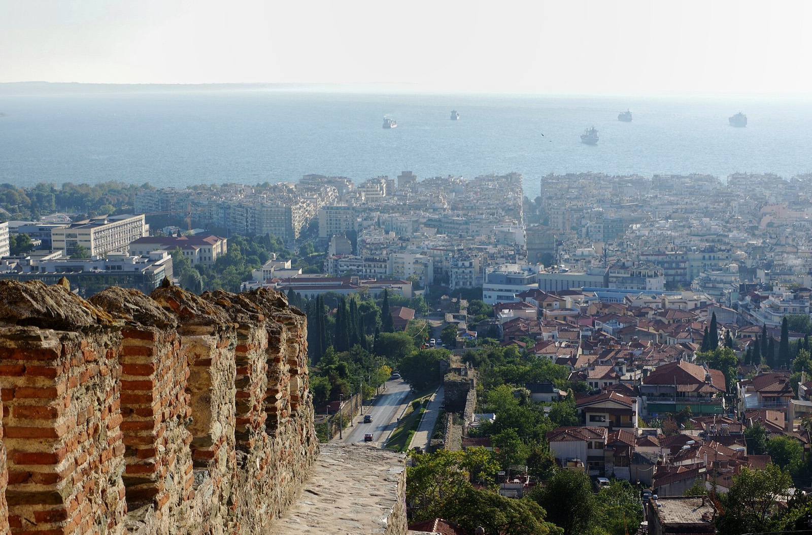 Гледка към покривите на Thessaloniki и залива Thermaic от стените на Byzantine