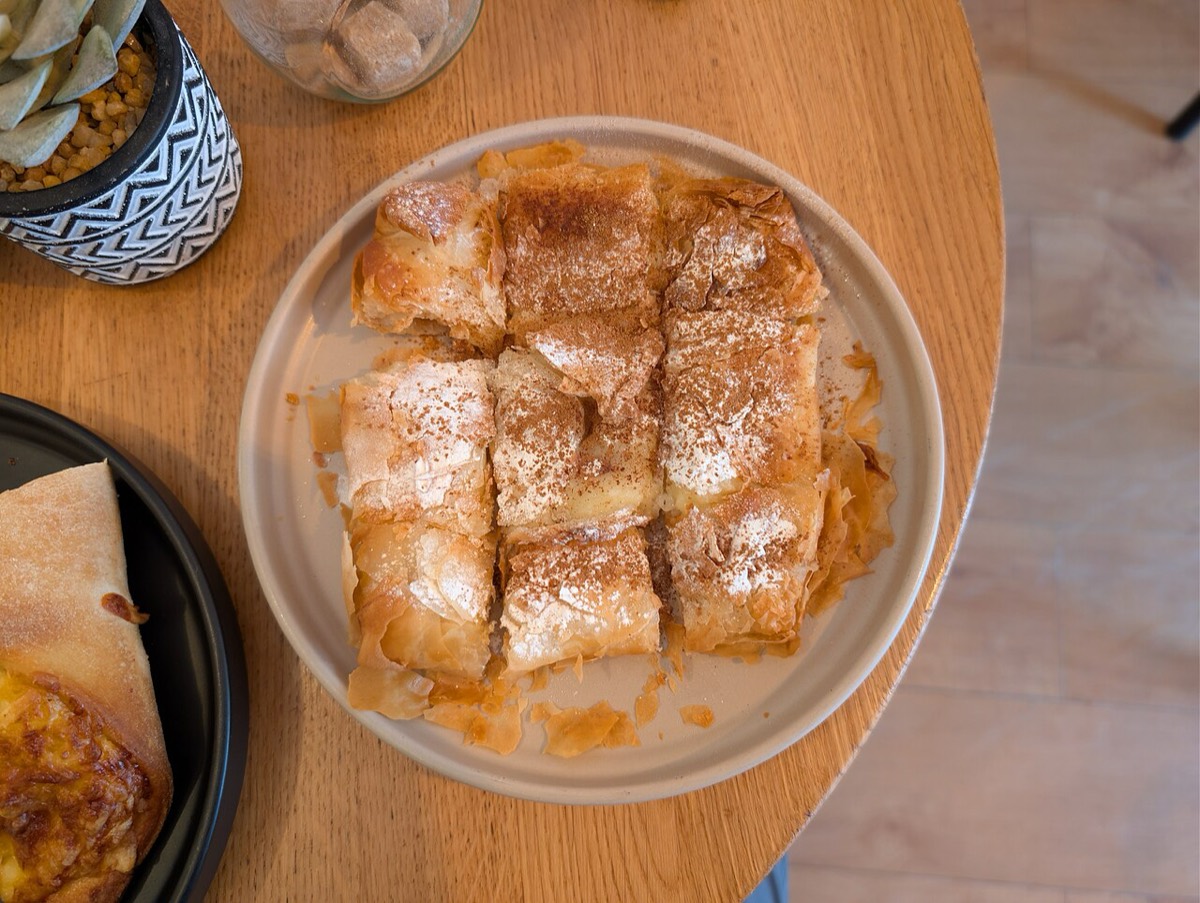 Frische Bougatsa mit Vanillecreme, bestäubt mit Puderzucker und Zimt