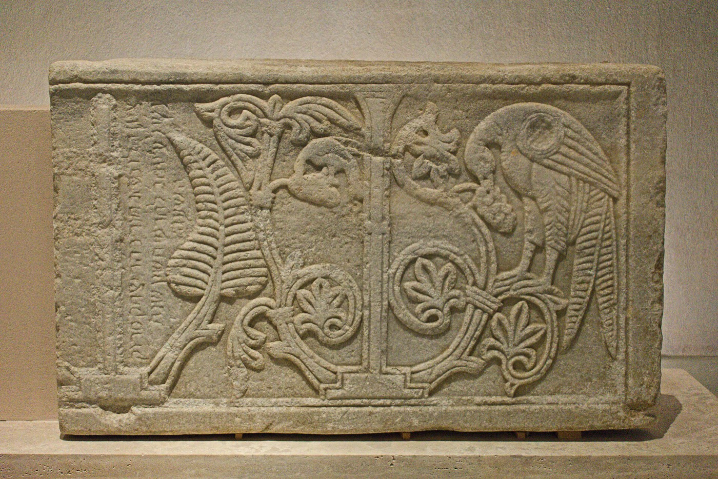 Gemeißelte Marmorplatte mit Vögeln, die Trauben picken, Museum für Byzantinische Kultur