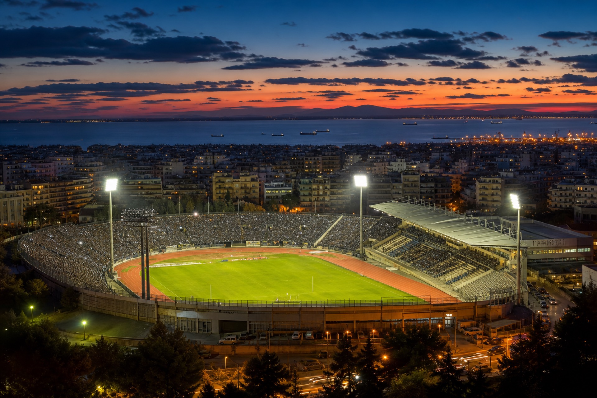 Ambiance d'un stade de football éclairé — Thessaloniki soir de match