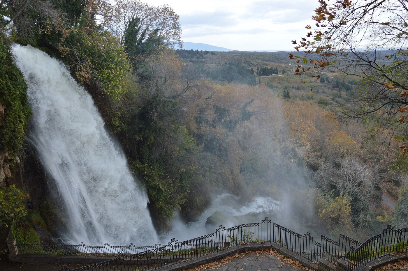 Der Karanos-Wasserfall in Edessa umrahmt von Herbstlaub