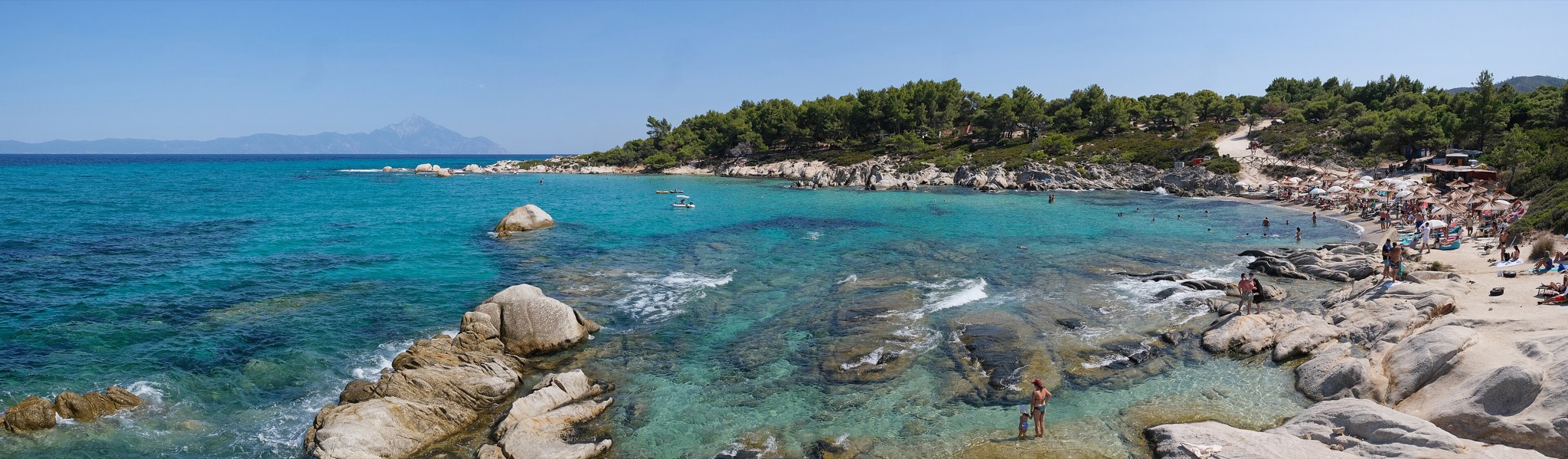 Weites Panorama des Strandes Kavourotrypes in der Chalkidiki: weiße Felsen, Kiefern und türkisfarbenes Meer