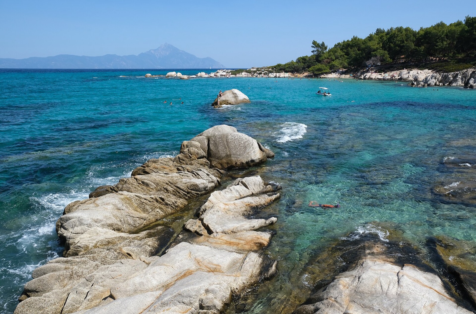 Türkisfarbenes Wasser und weiße Felsen am Strand Kavourotrypes in Chalkidiki