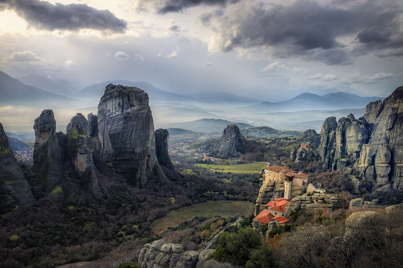 Ein Kloster auf einer steilen Sandsteinsäule bei Meteora