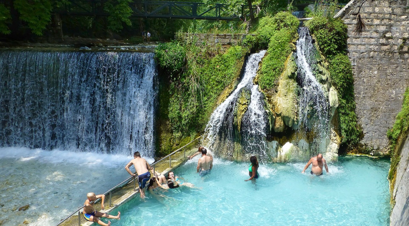 Dampfende Freiluft-Thermalbecken in Pozar mit Steinbrücken