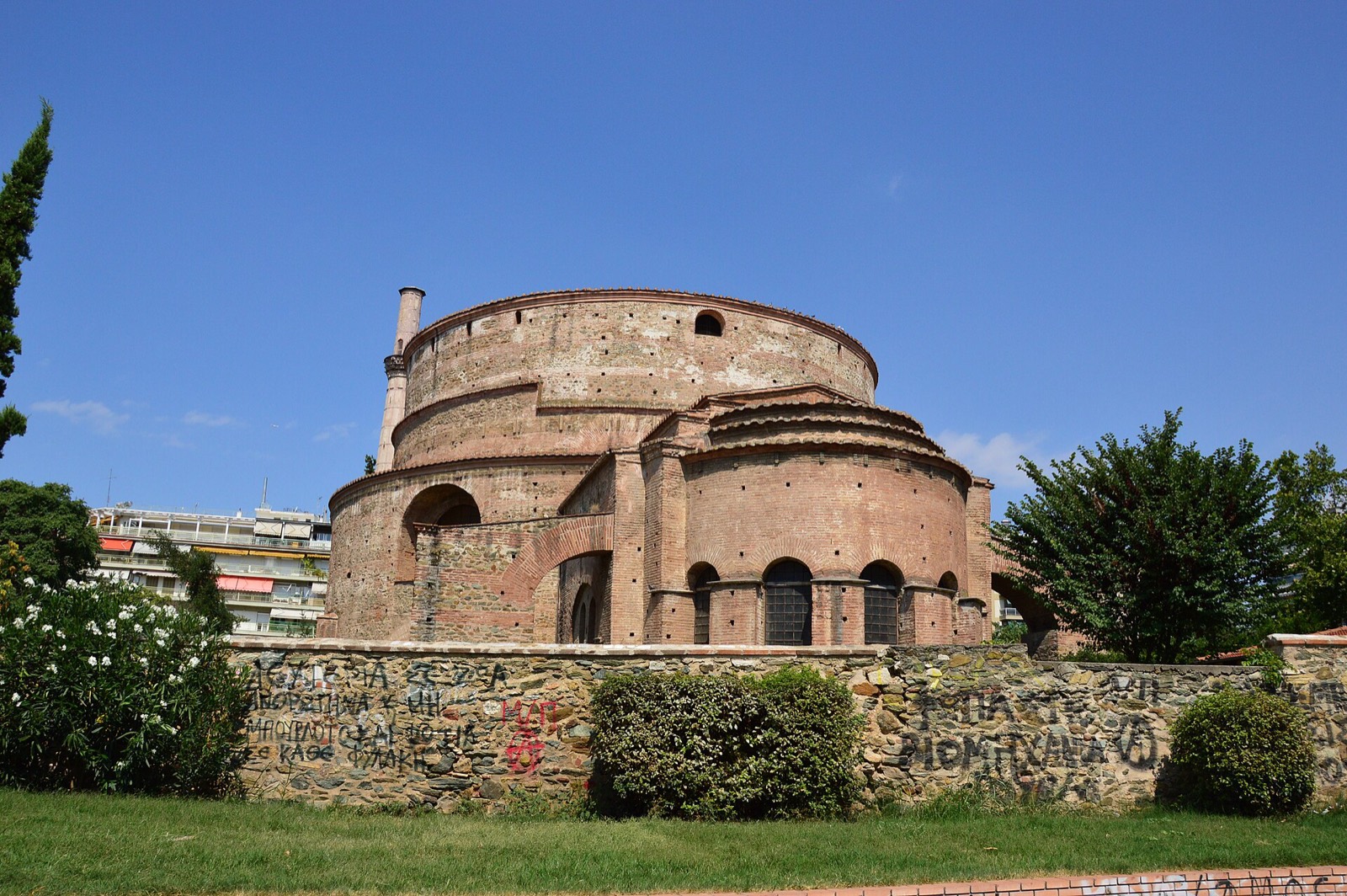 Die Rotunde des Galerius, ein massives römisches Rundbauwerk aus Ziegeln