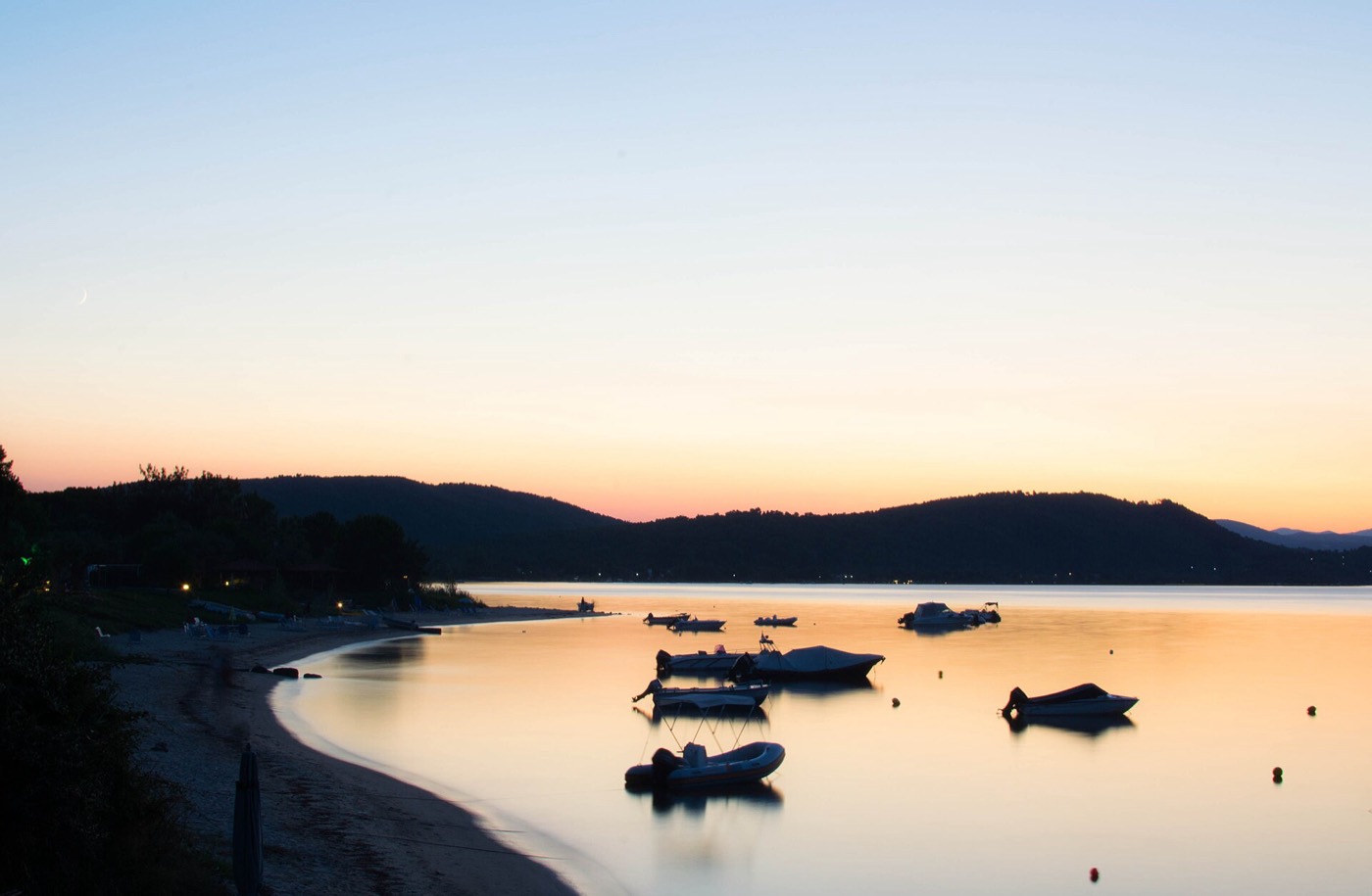 Večernje svjetlo iznad mirnog zaljeva Vourvourou u Sitoniji, Halkidiki